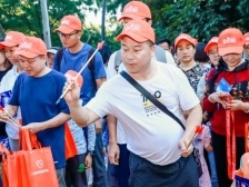 300市民登白云山感受生命“脐”妙