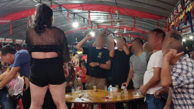 主持人正在与台下观众互动