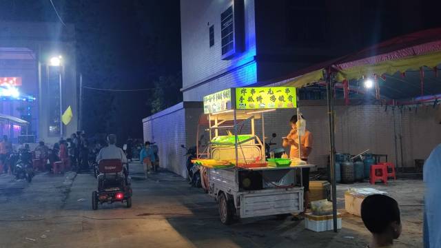 演出场地周围的小吃摊位