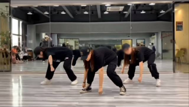 秀秀报名了舞室练习跳舞