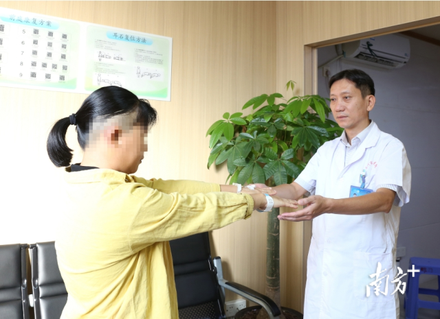 杨东辉主任医师检查患者术后闭目直线行走等平衡康复状况。