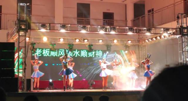 舞者们跳着和直播平台相似的舞蹈