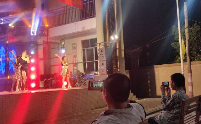 观众跑到前排拍摄舞蹈