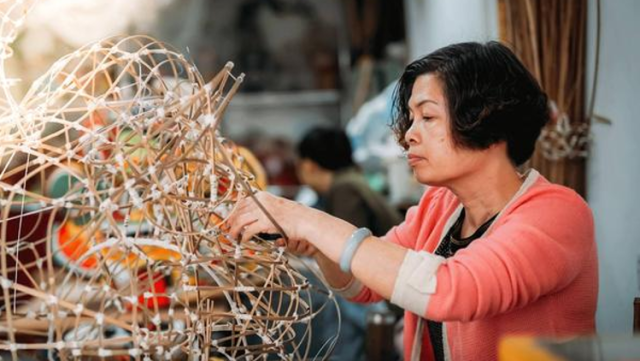 佛山狮头扎作代表传承人：黎婉珍