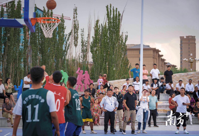  篮球公园建成后，成为当地公共行动健身的“打卡地”（张迪摄）