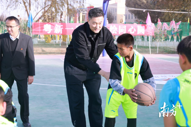 杜锋为喀什的青少年学子提供篮球培训（任经纬摄）