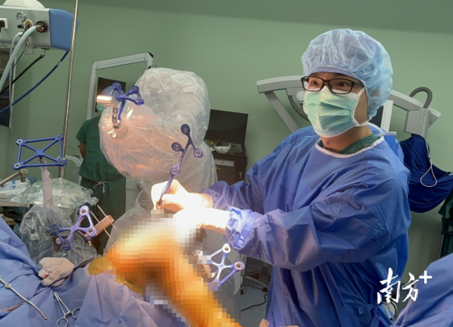 张还添团队为患者进行膝关节手术。