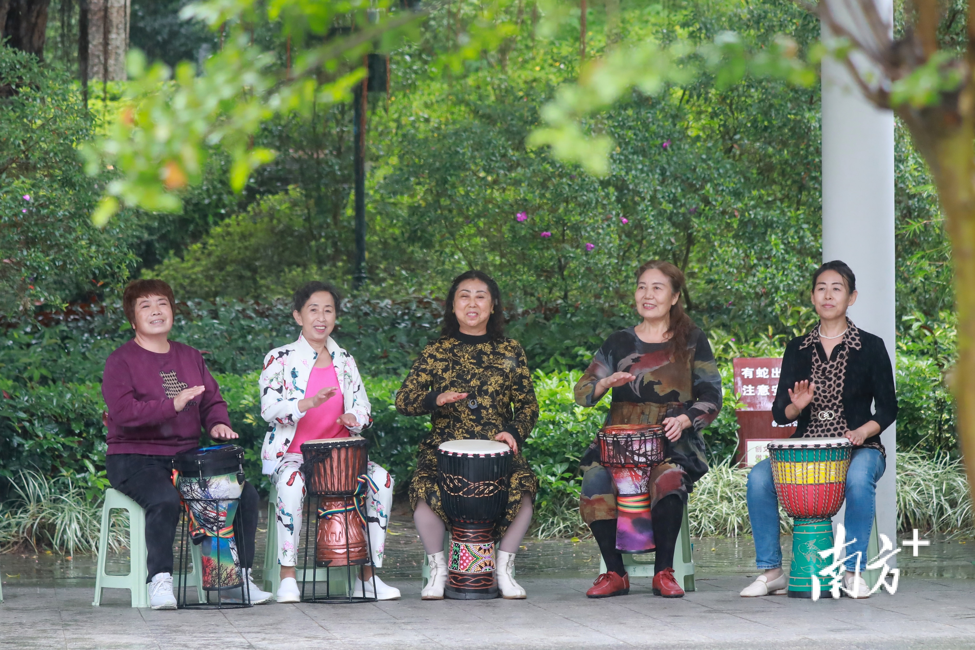 约上三五好友在公园里打非洲鼓。  