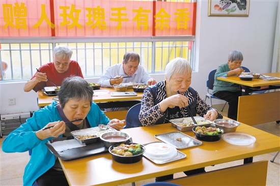 长者饭堂让老年人不用走远就能享受优质助餐服务,在一顿热乎饭中吃出幸福滋味。朱磊磊 张华炽 摄 长者饭堂让老年人不用走远就能享受优质助餐服务,在一顿热乎饭中吃出幸福滋味。朱磊磊 张华炽 摄