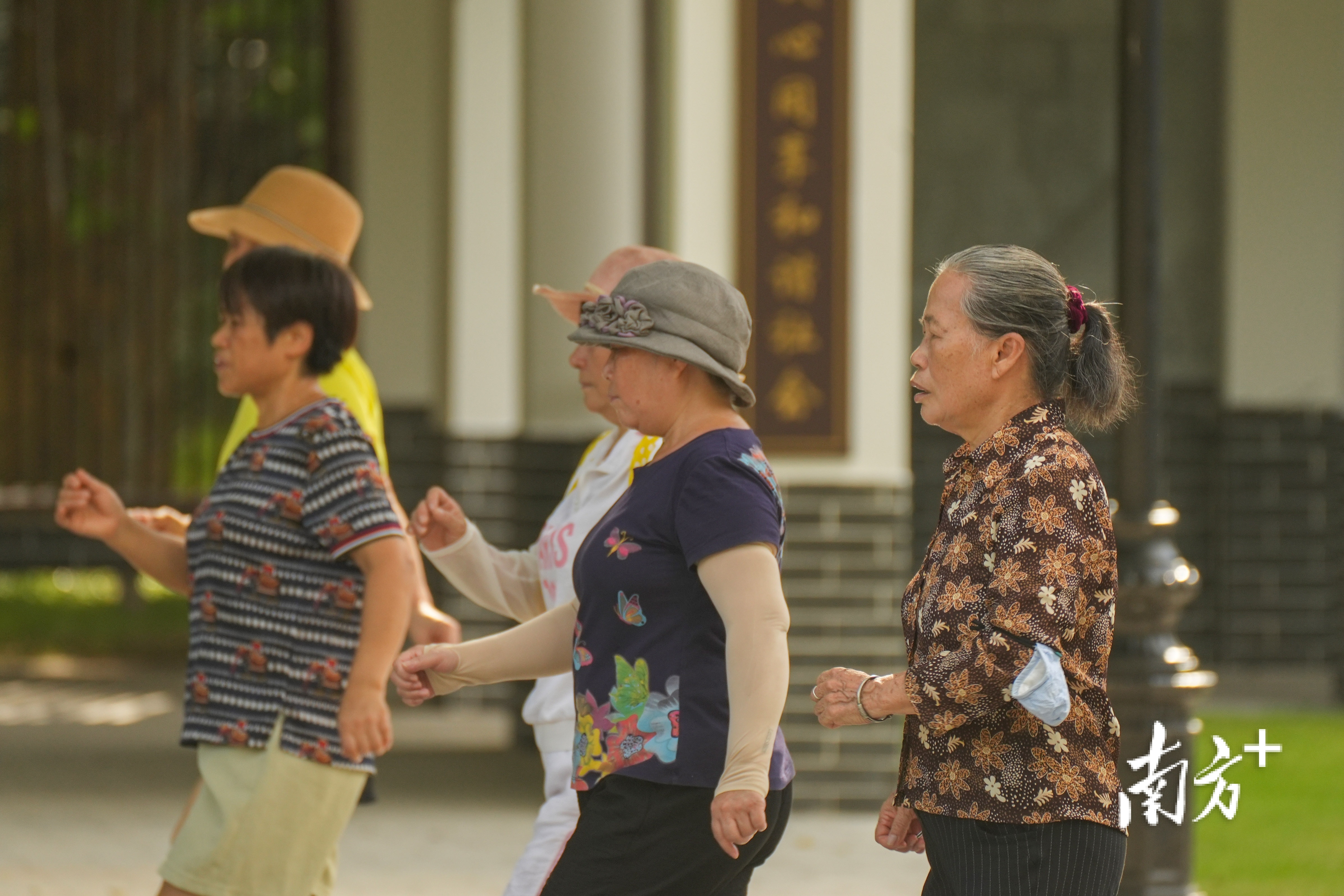 一群阿姨在一起扭起了广场舞。  