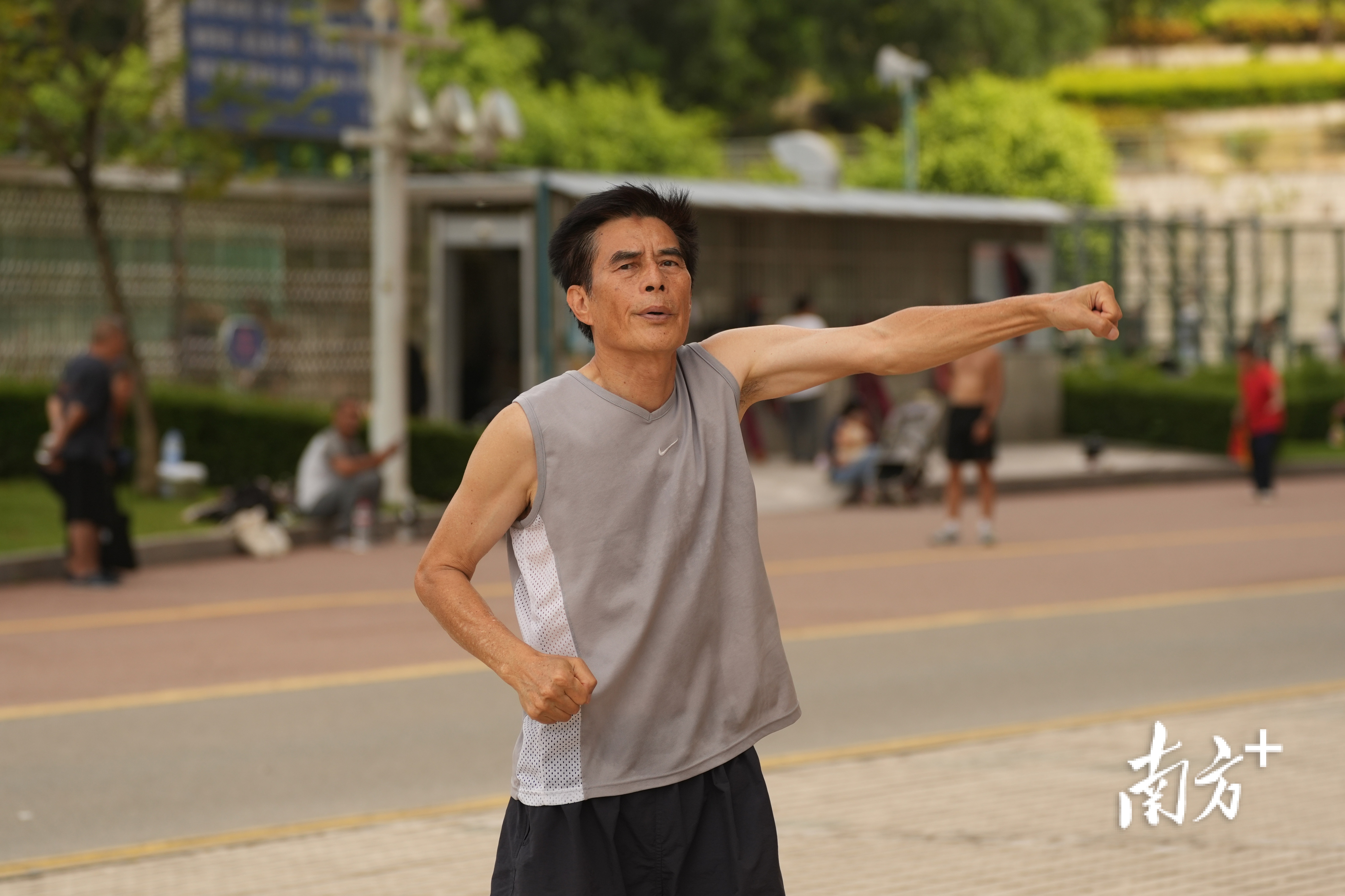 老人独自一人打拳。 