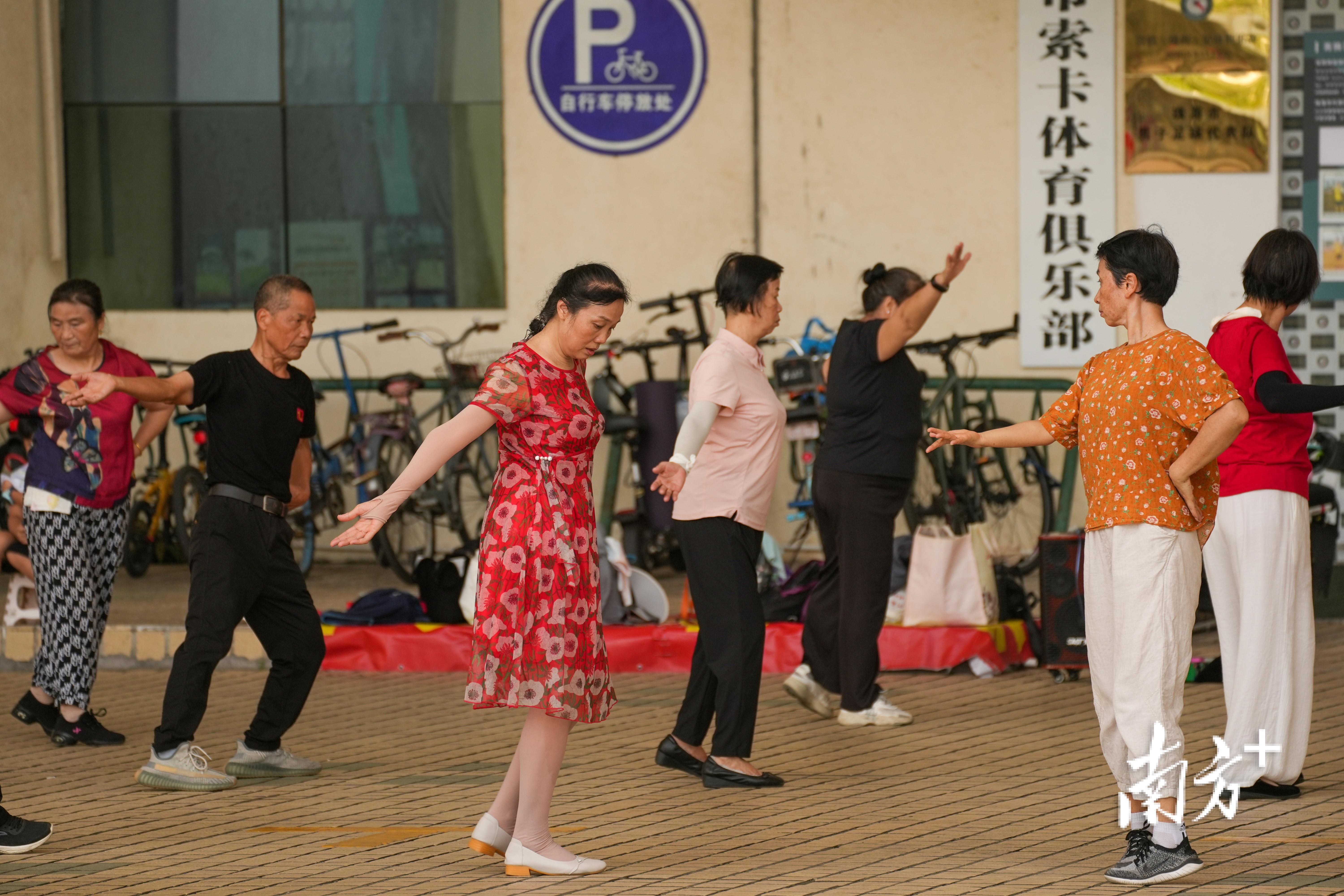 一群老人们在跳舞。  