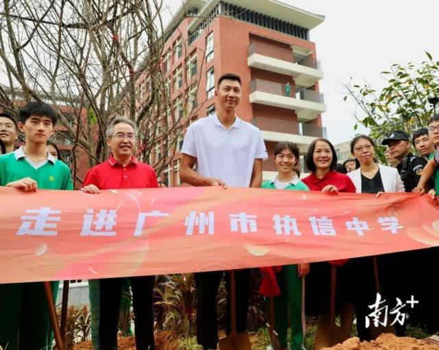 往年10月，易建联在广州执信中学种下了一棵别具意思的“冠军树”。