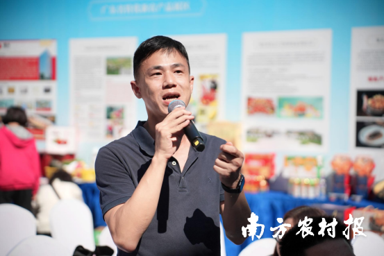 澳门采购商现场“抢麦”。