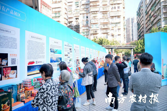 澳门市民前来参观。