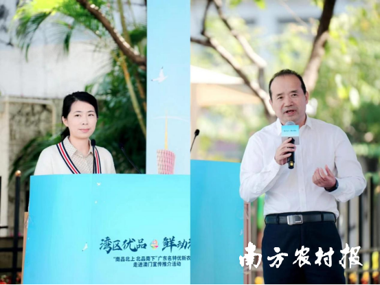 左为全国人大代表、广东柑橘代言人、东璞农业科技有限公司总经理陈慧；右为清远市农业农村局副局长李敏怀