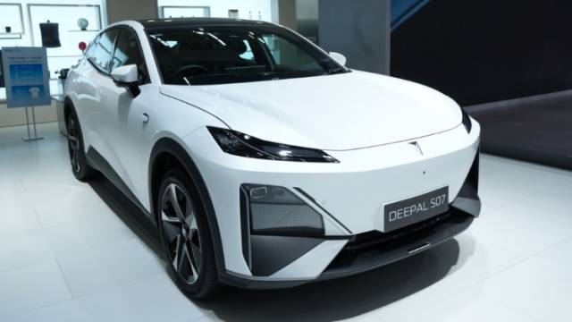 深蓝S7右舵版国内首秀