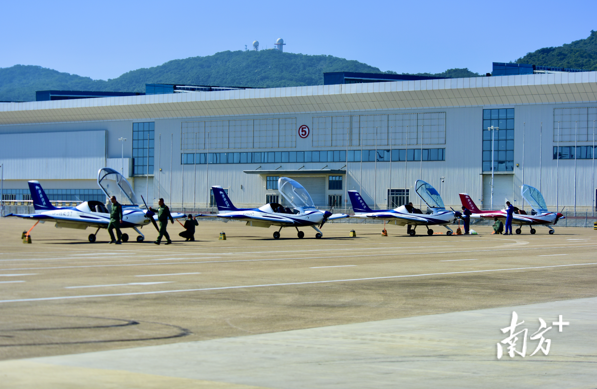 11月11下午,被誉为“空中皮卡”的短距起降运输机NF Explorer安全飞抵珠海国际航展中心。 11月11下午,被誉为“空中皮卡”的短距起降运输机NF Explorer安全飞抵珠海国际航展中心。