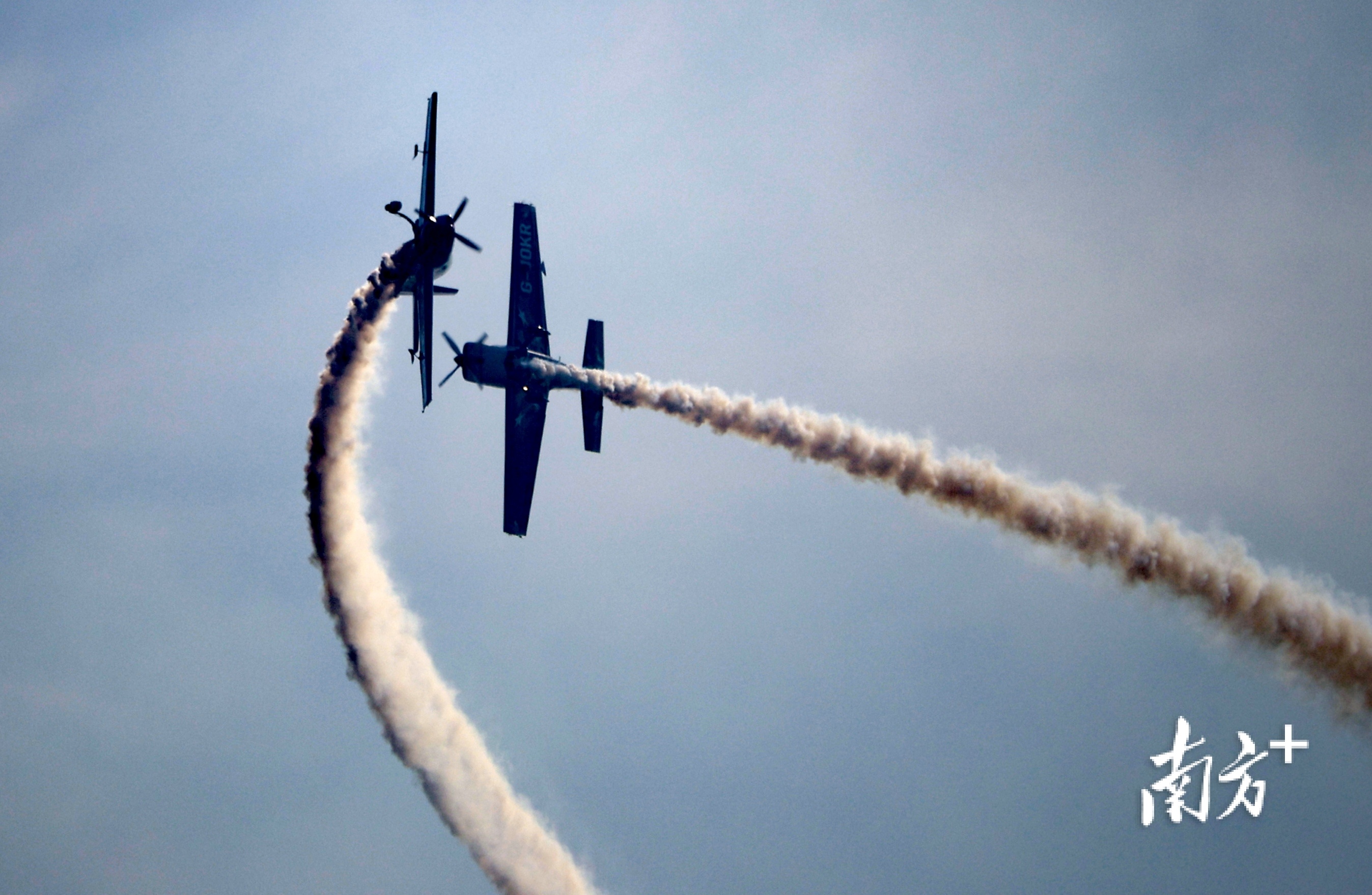 欧洲穿越骑士表演队两架飞机表演双机对冲瞬间。