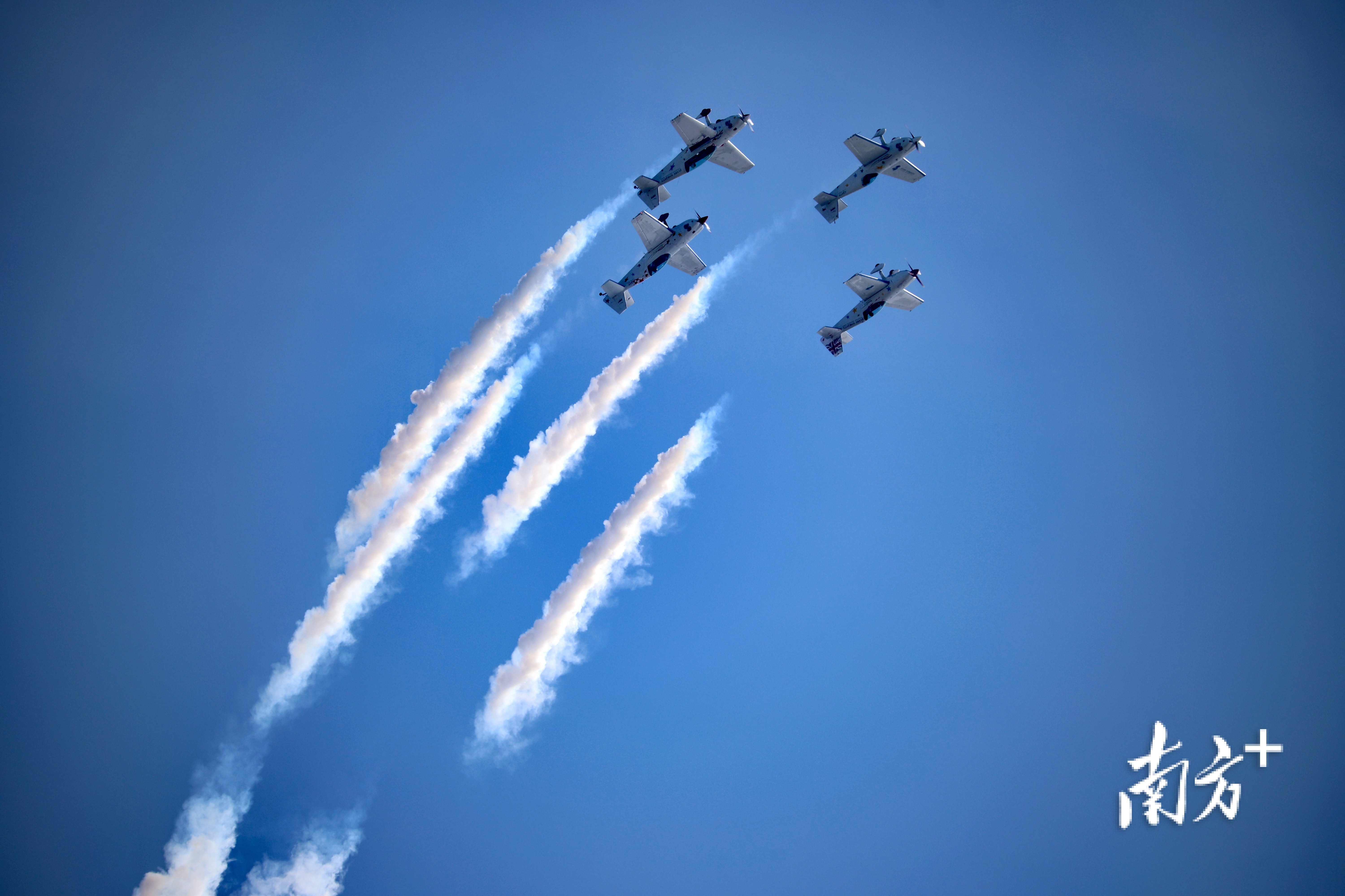 欧洲穿越骑士表演队炫技蓝天。&nbsp;