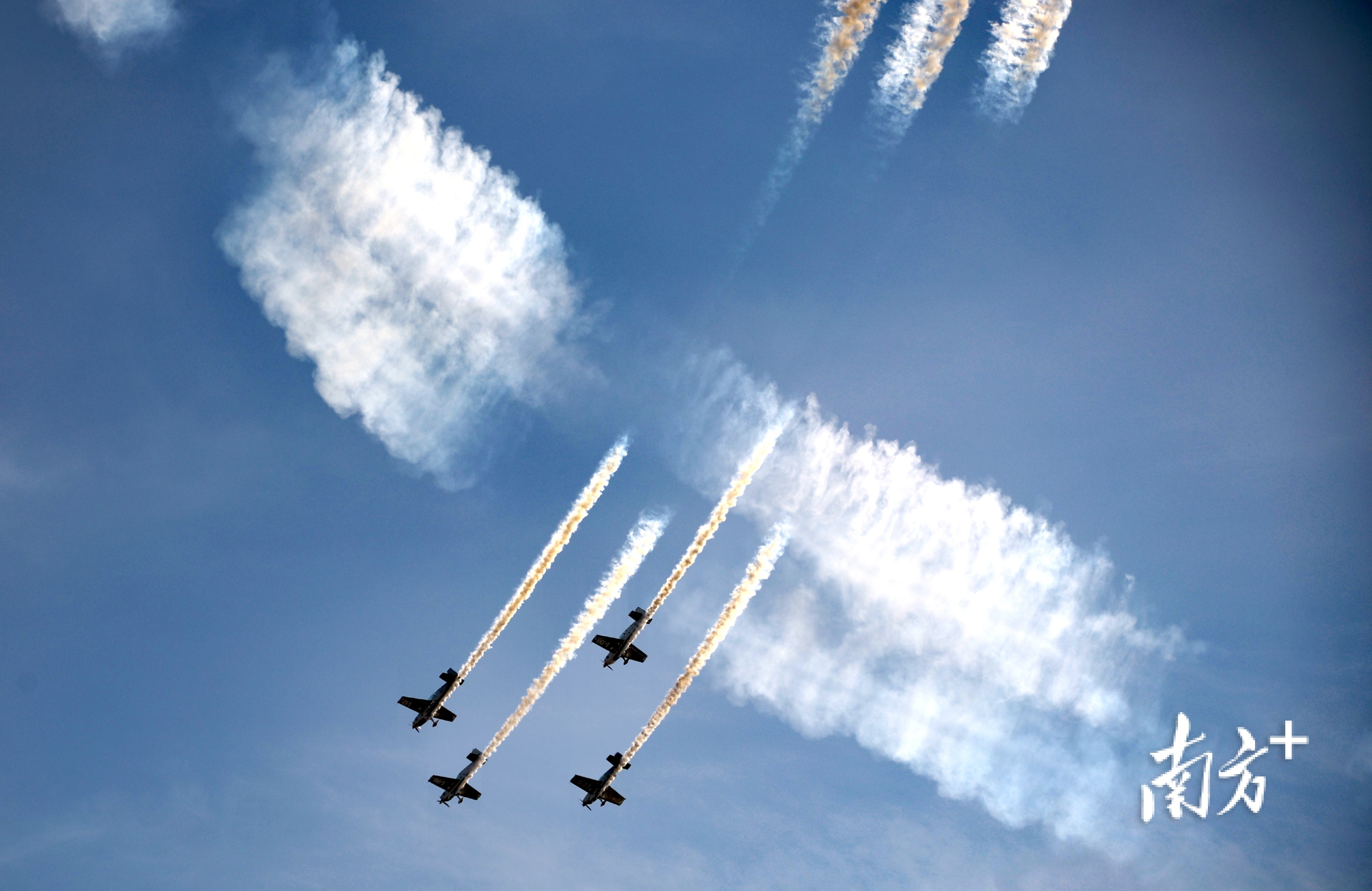 欧洲穿越骑士表演队在空中划出美妙轨迹。&nbsp;