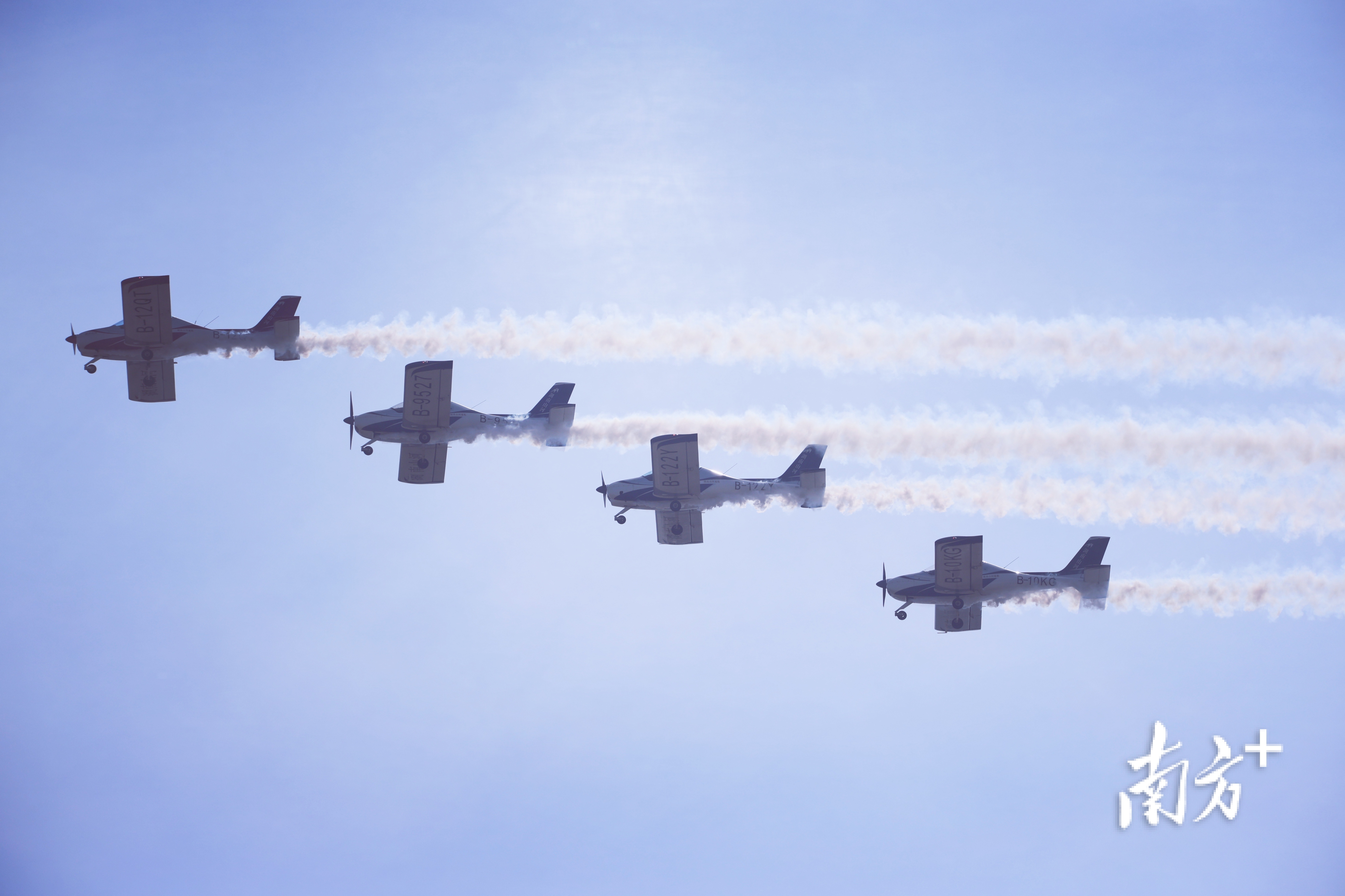 湖南山河飞行表演队飞行表演，飞机间距离近，充分显示飞行员的高超技术。