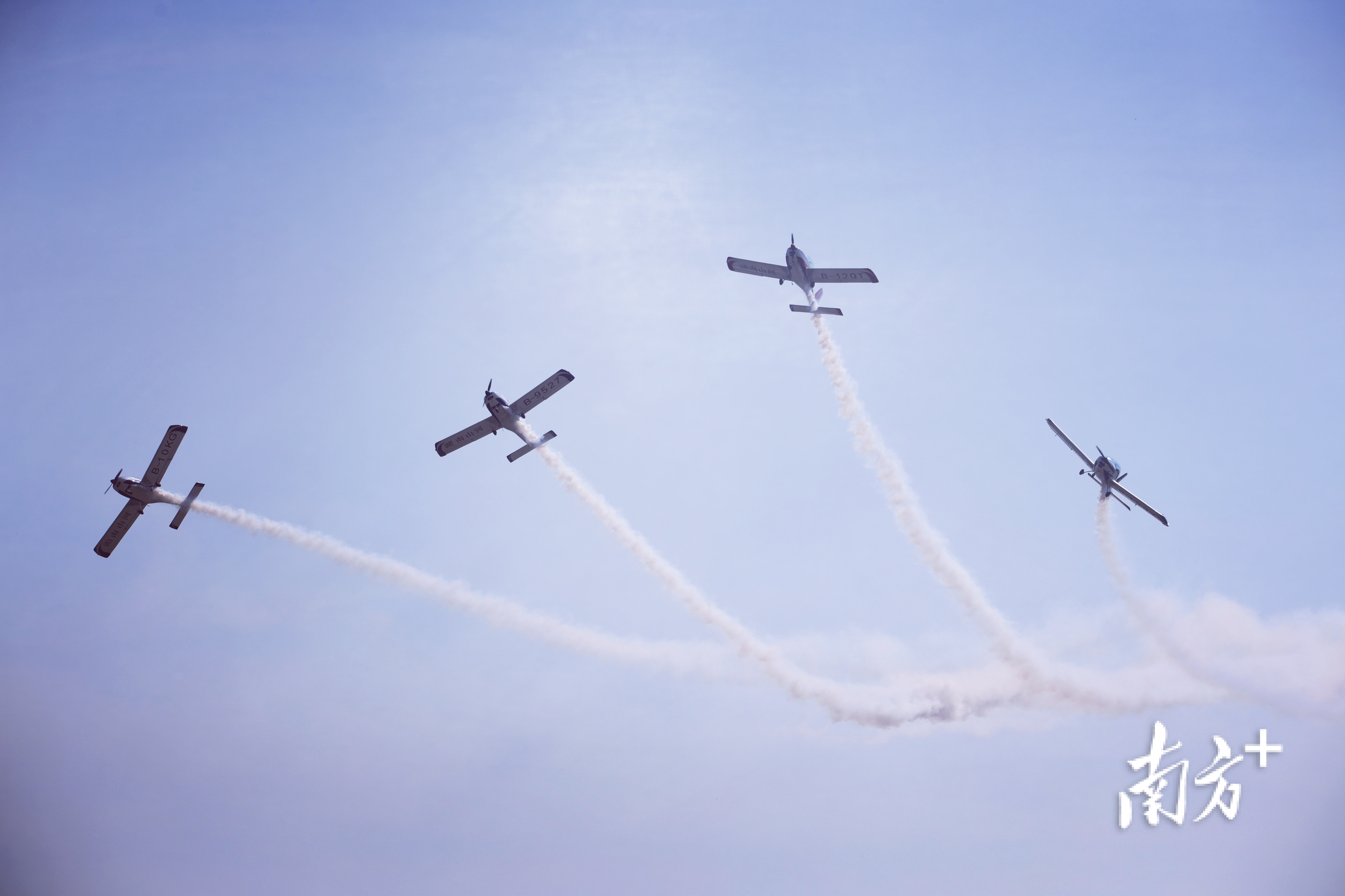 湖南山河飞行表演队表演四机开花。