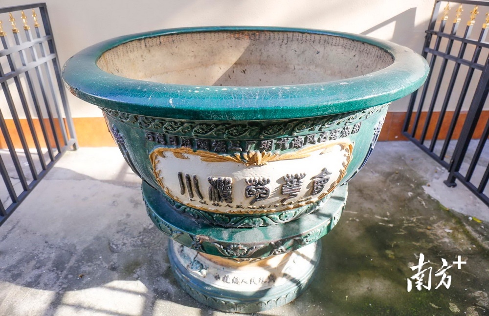 1994年小榄菊花会纪念花盆。  南方+ 叶志文 拍摄