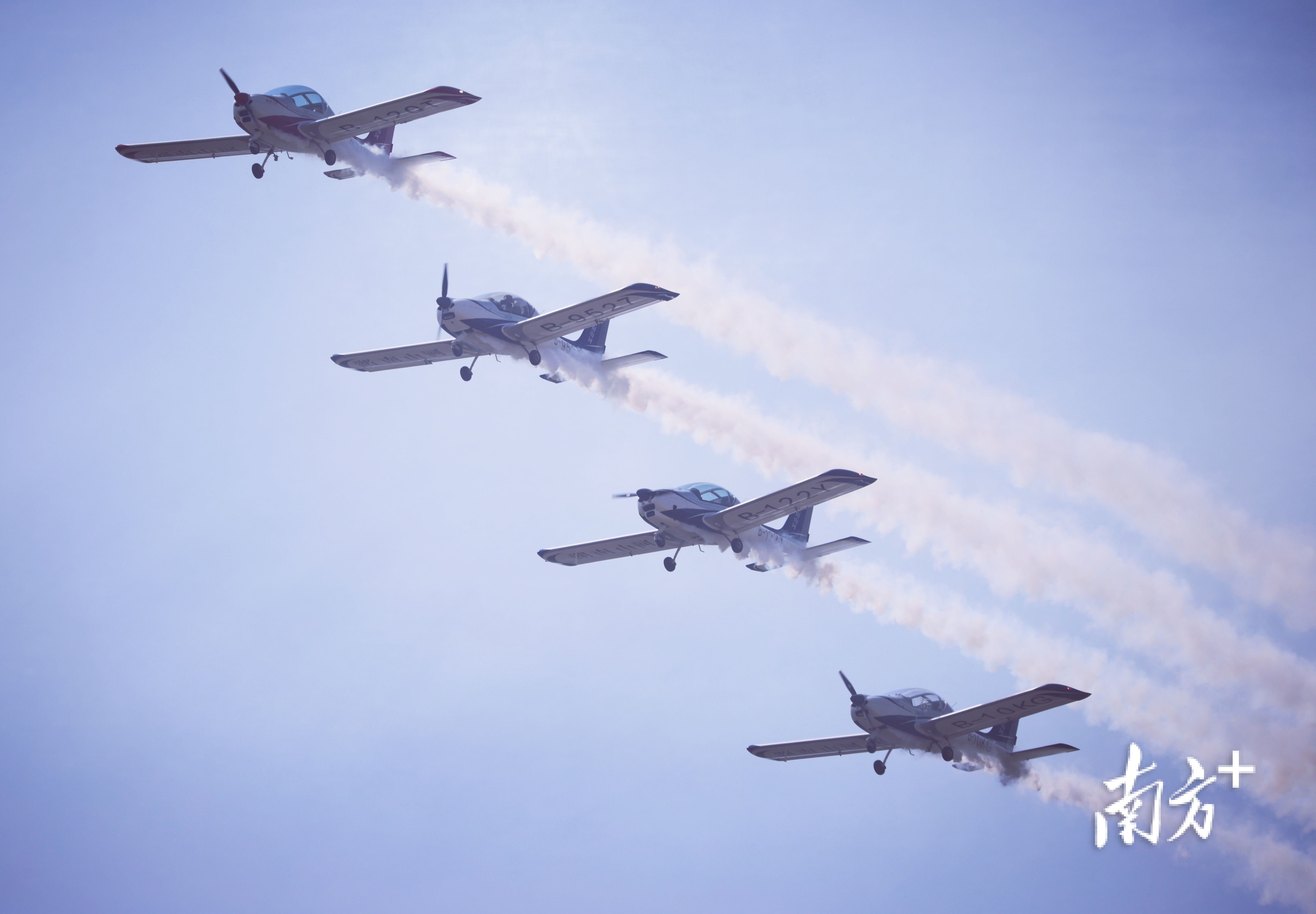 湖南山河飞行表演队带来各种高难度动作。