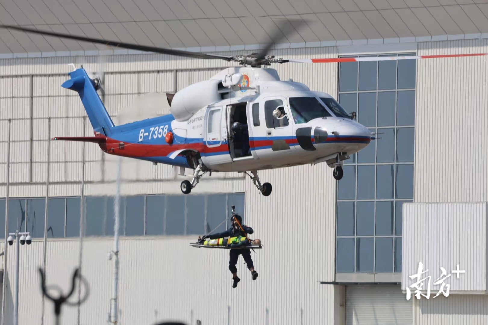 救援科目演练也备受关注。 救援科目演练也备受关注。