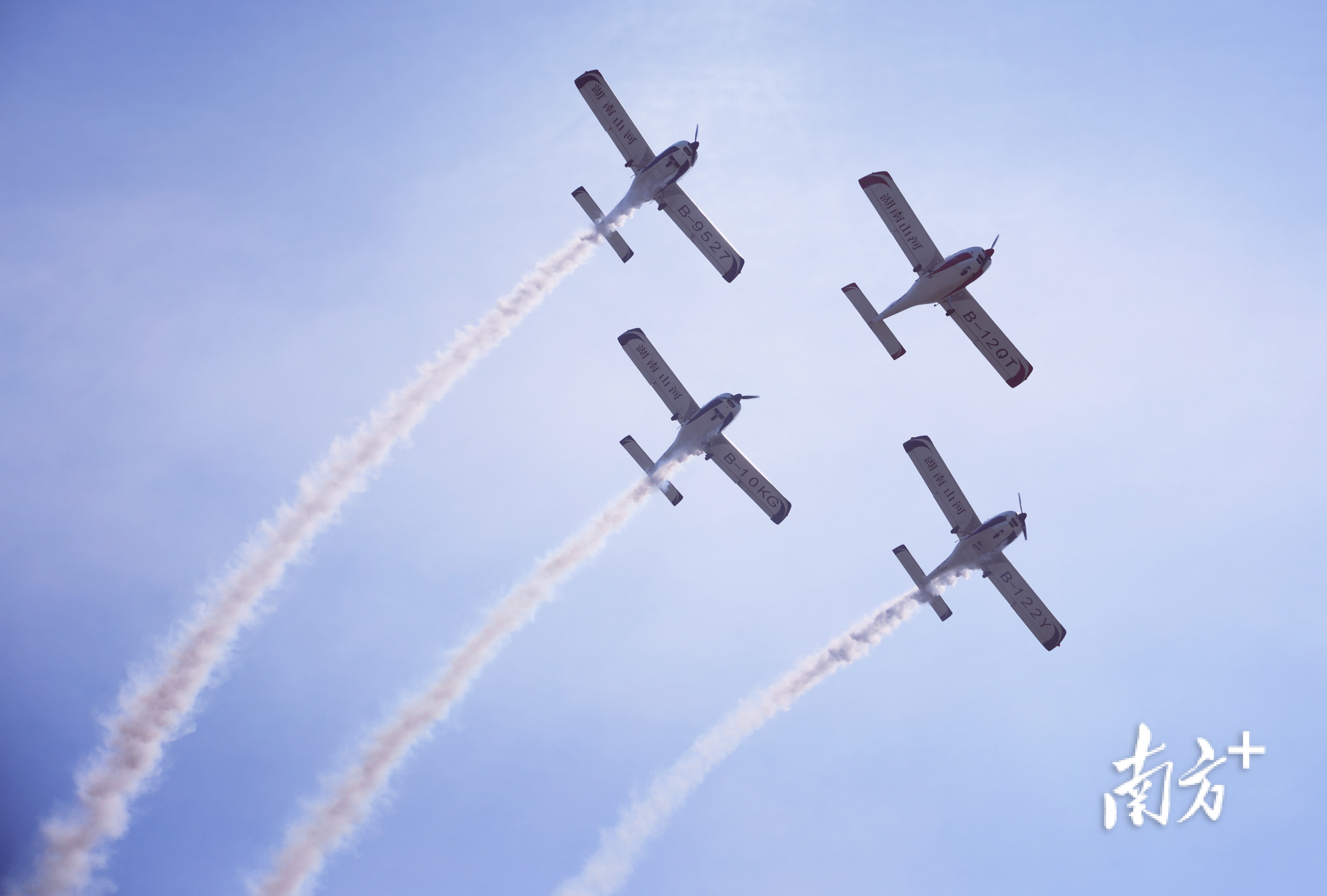 湖南山河飞行表演队以菱形编队出现。