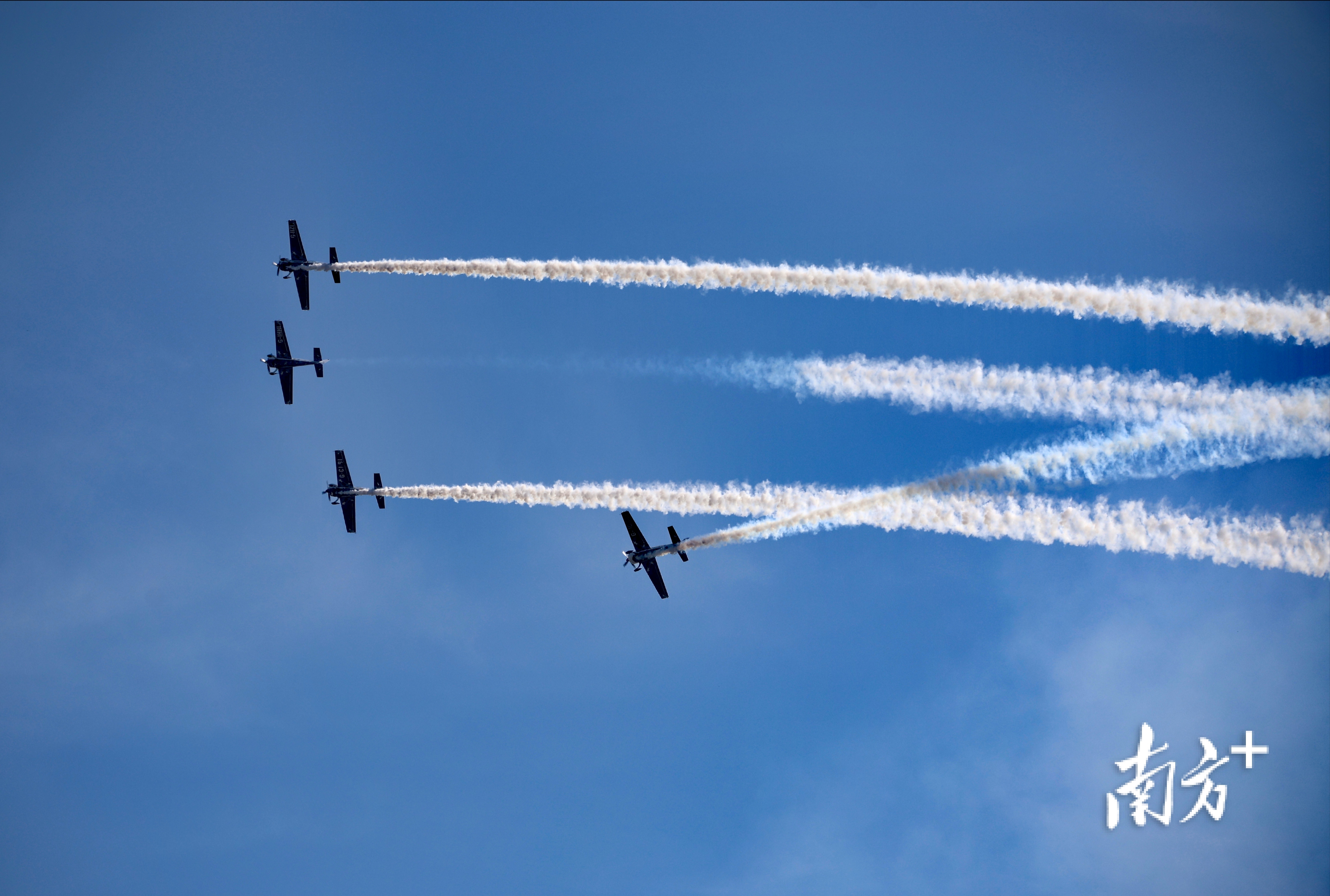 欧洲穿越骑士表演队炫技蓝天。