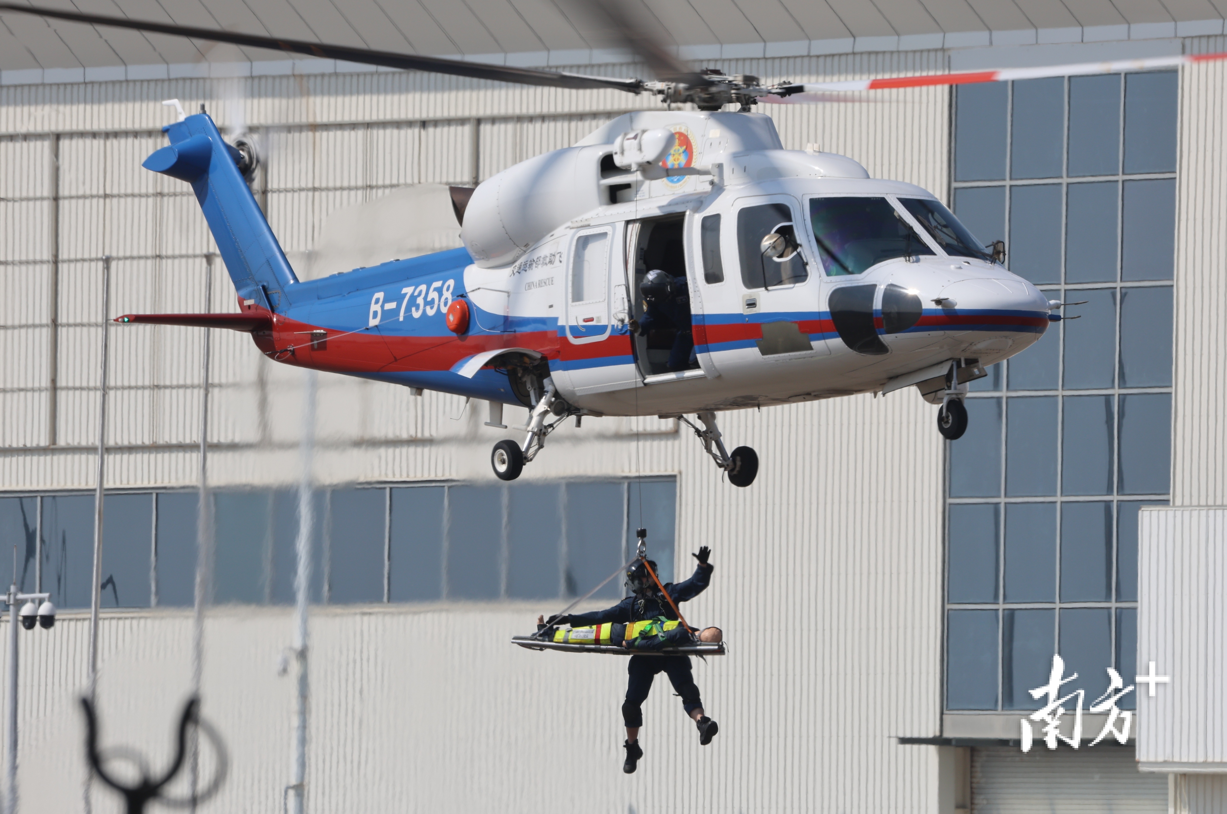 交通运输部南海第一救助飞行队进行救援演示。