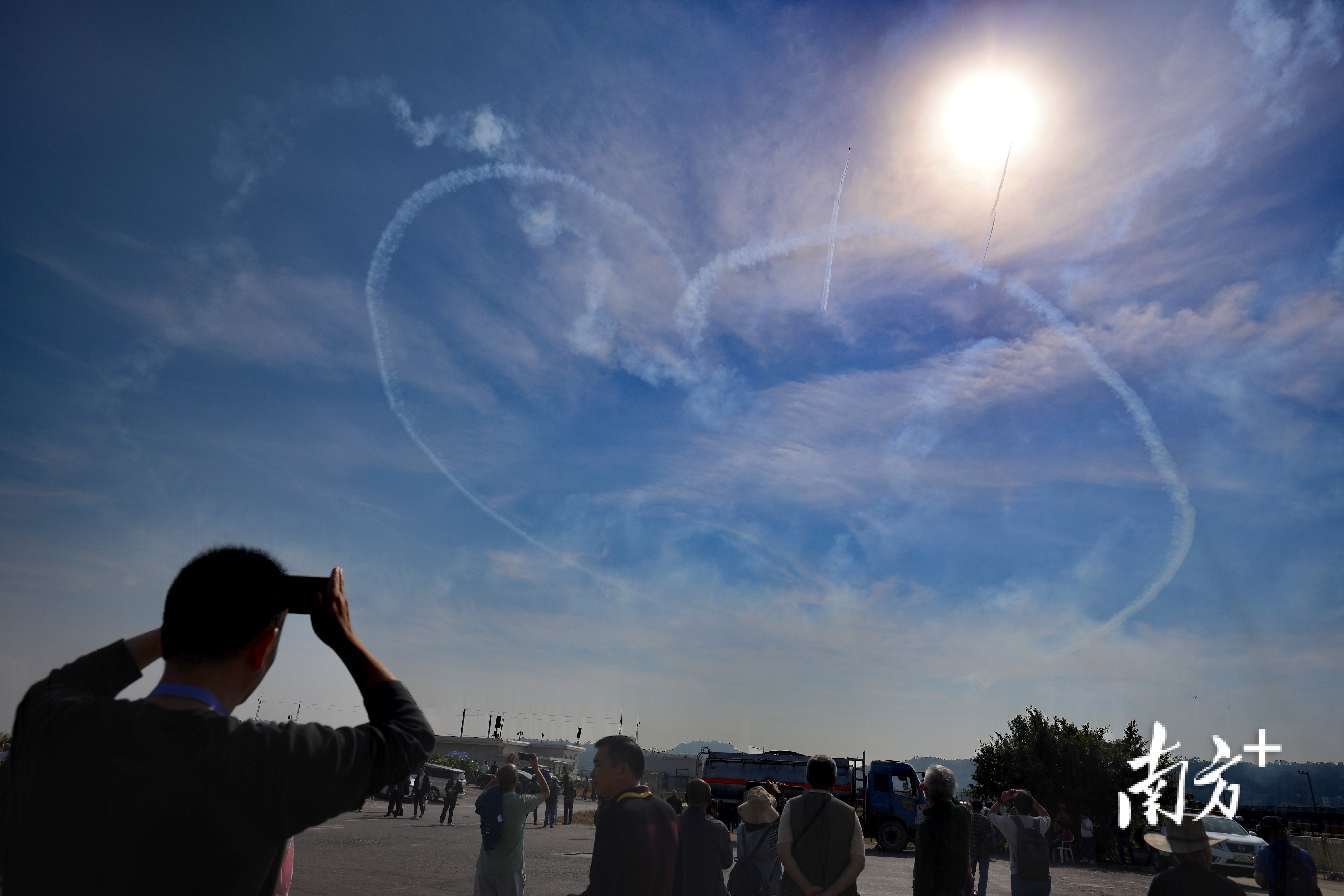 穿越骑士表演队两架飞机在空中划出大大的心形轨迹。
