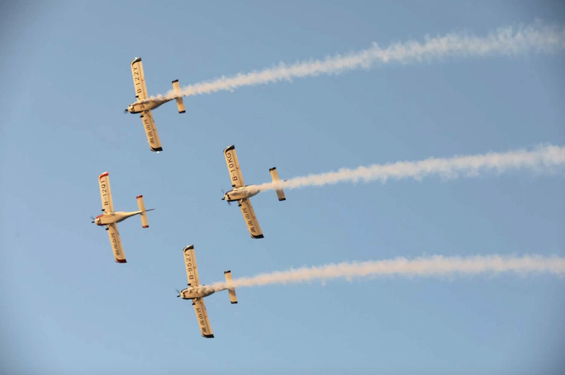 11月21日,湖南山河飞行表演队进行适应性飞行。 11月21日,湖南山河飞行表演队进行适应性飞行。