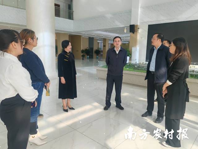 邝兵（左四）在忻城茧丝绸产业园调研