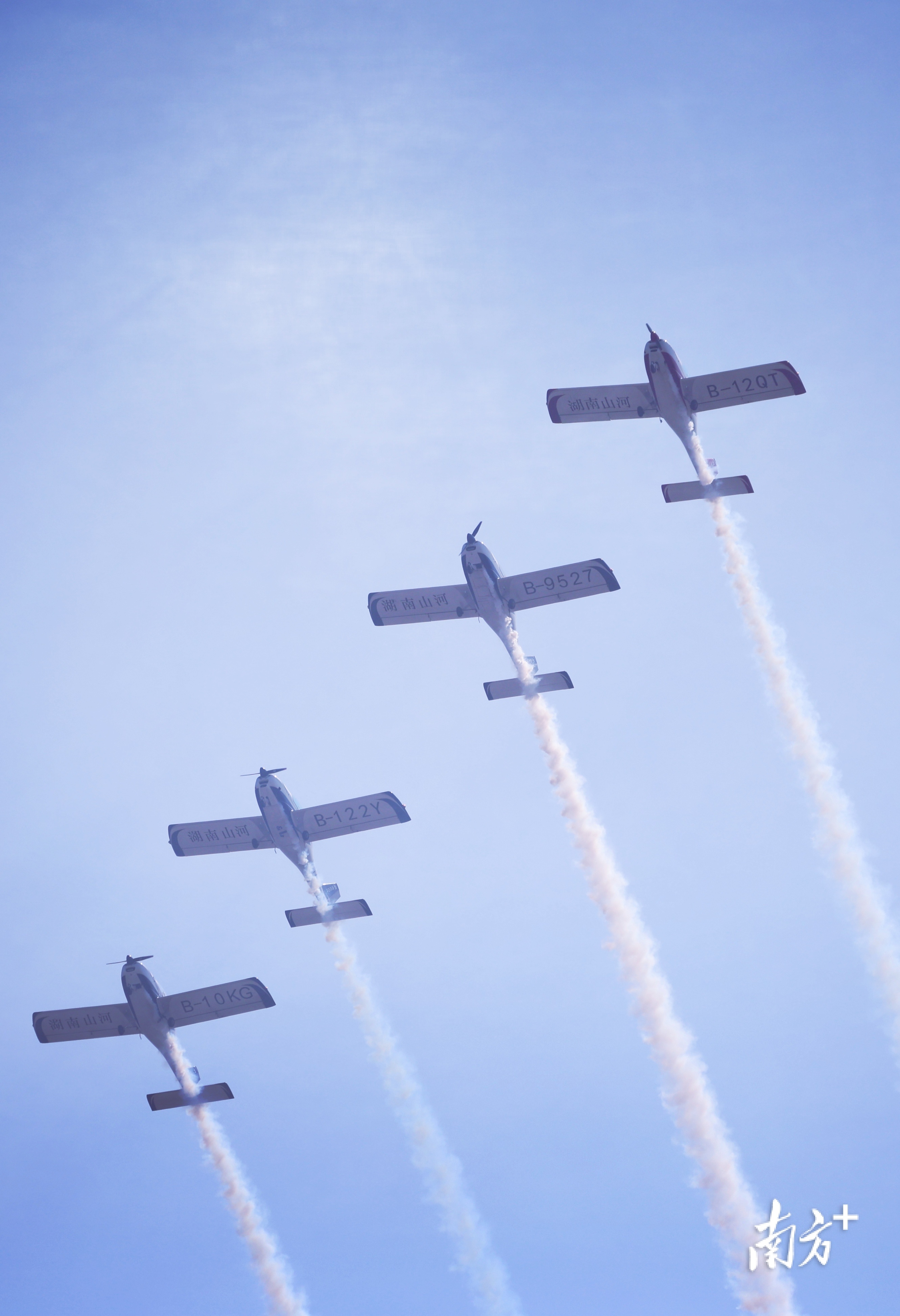 湖南山河飞行表演队。