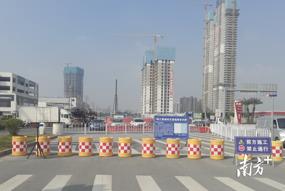 岐江新城站围蔽及交通导改(平视)。