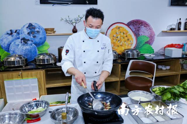 粤菜师傅现场烹调“连州菜心一桌菜”