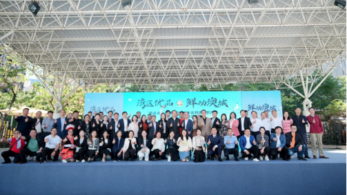 领导嘉宾与企业代表集体合照。