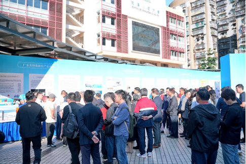 活动现场气氛热烈，人头攒动。