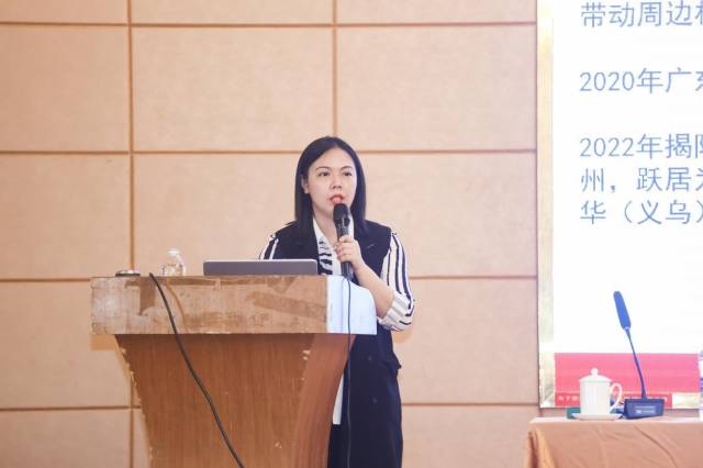 王妍授课：电商第一村军埔村成长之路。