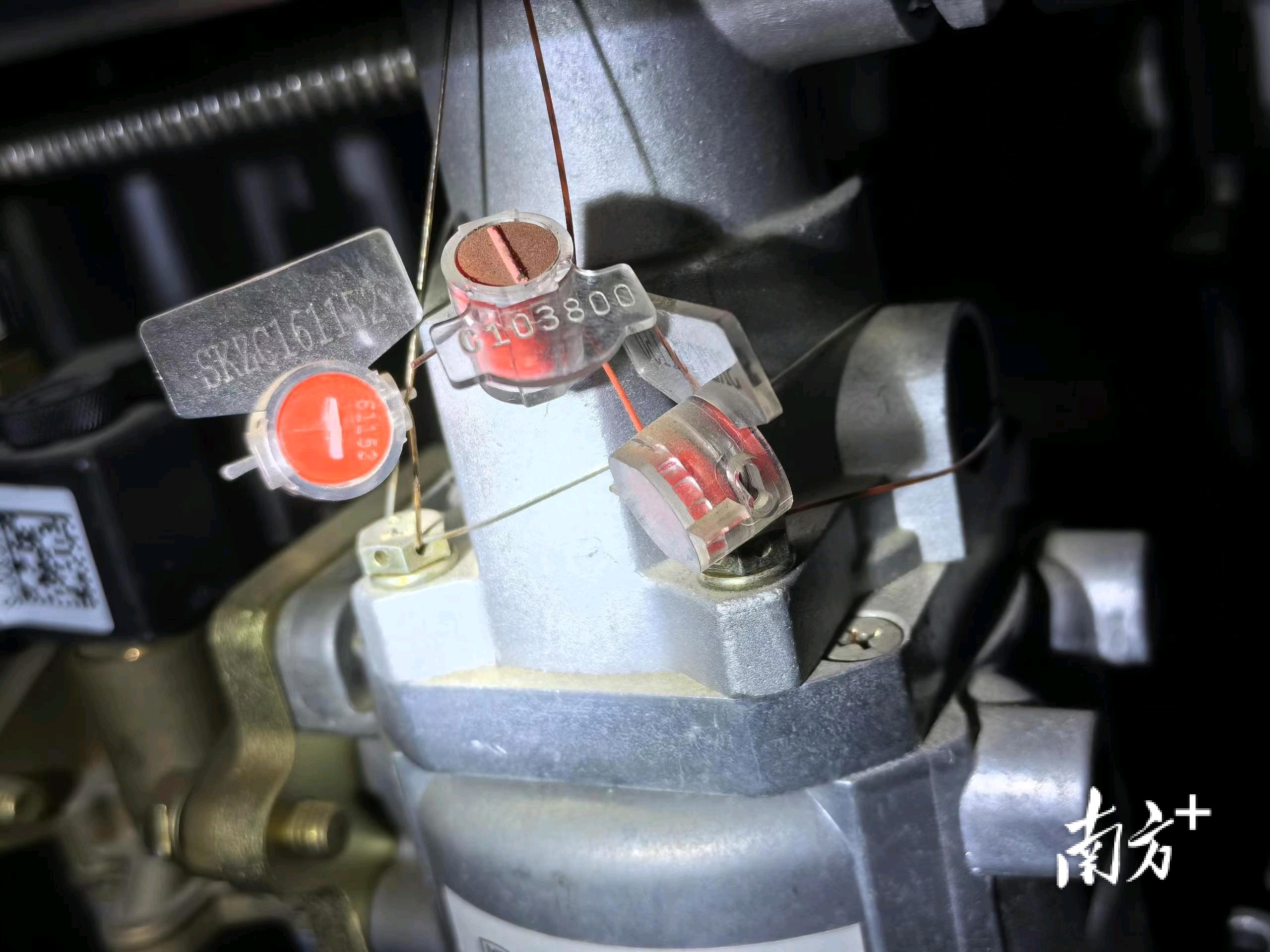 经现场检查,13号加油机铅封完好,防作弊软件版本号和芯片编号与检定报告编号一致。 经现场检查,13号加油机铅封完好,防作弊软件版本号和芯片编号与检定报告编号一致。