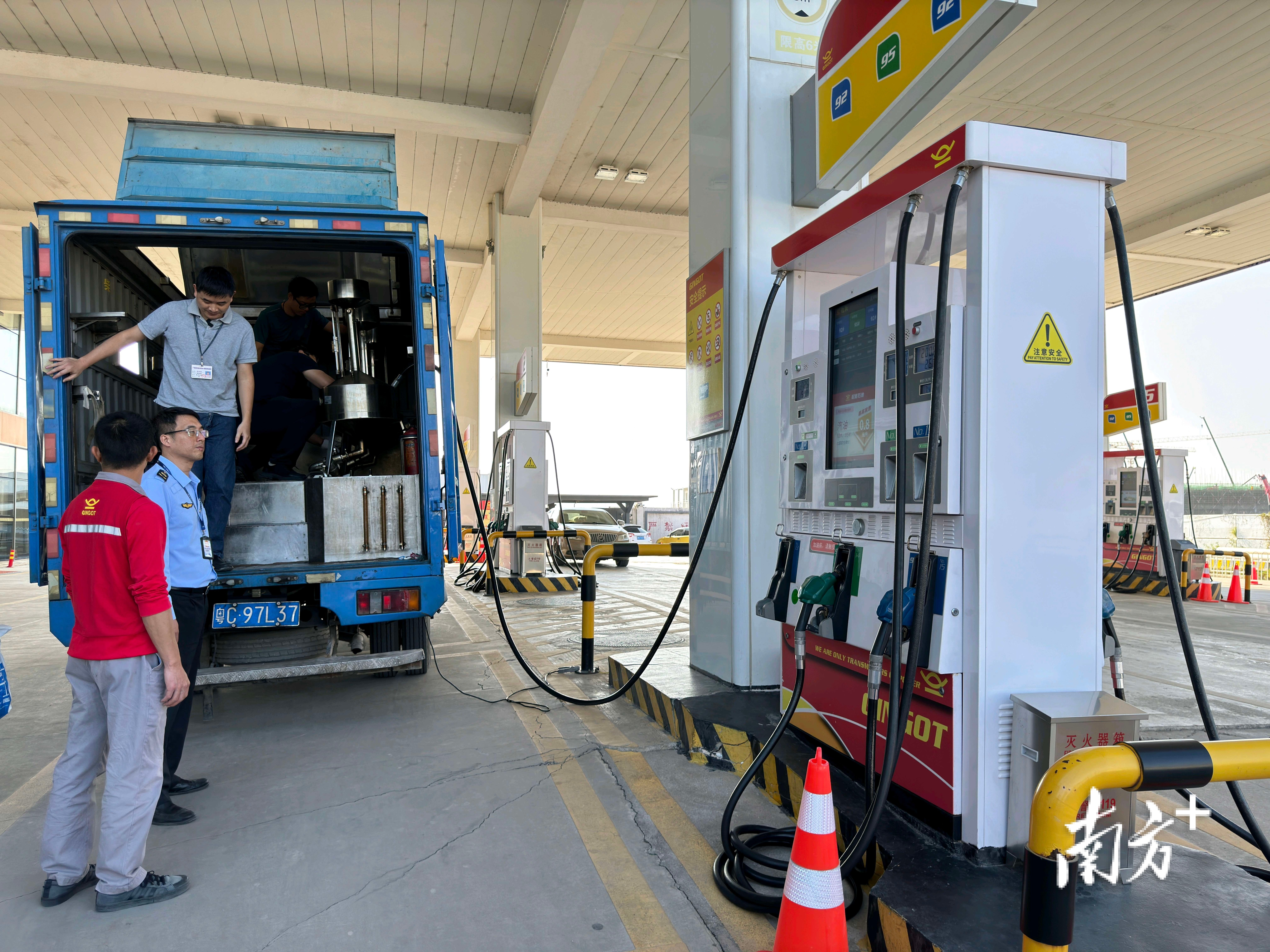 检测部门利用标准计量容器与加油机的显示数值进行了现场对比。 检测部门利用标准计量容器与加油机的显示数值进行了现场对比。