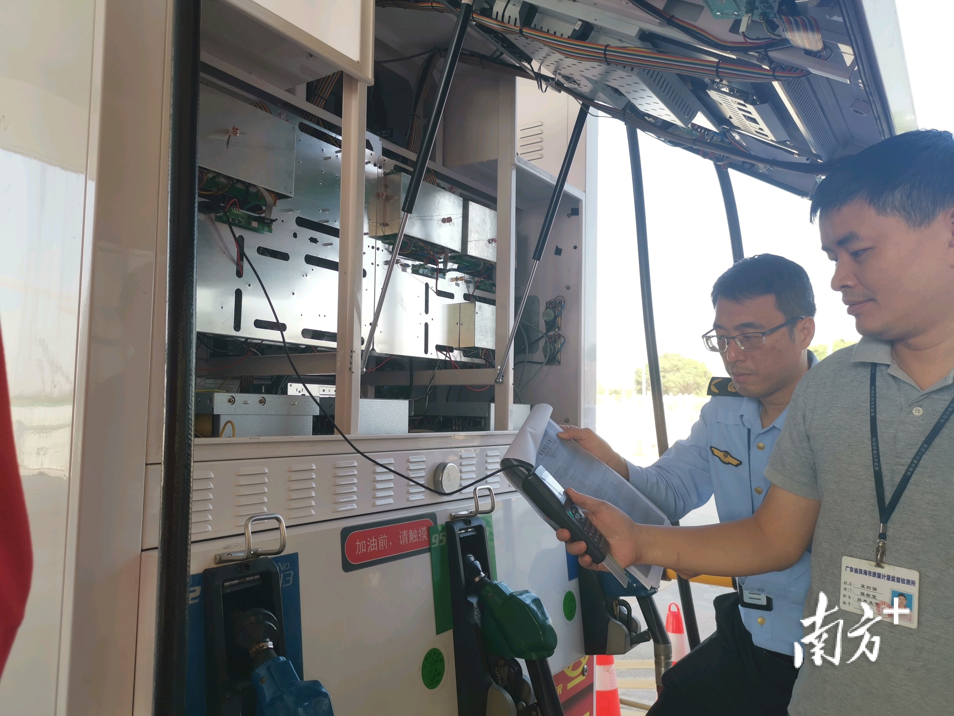 珠海市金湾区市场监督管理局迅速组织执法人员和珠海市质量计量监督检测所计量检定人员,对涉事加油站进行了现场检查。 珠海市金湾区市场监督管理局迅速组织执法人员和珠海市质量计量监督检测所计量检定人员,对涉事加油站进行了现场检查。