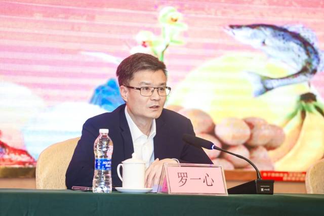 罗一心作开班动员讲话。