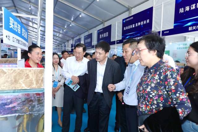 與會領(lǐng)導嘉賓在博覽會展區(qū)參觀交流,。