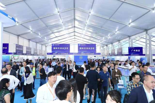 博览会现场多个展区吸引众多观众前来参观。