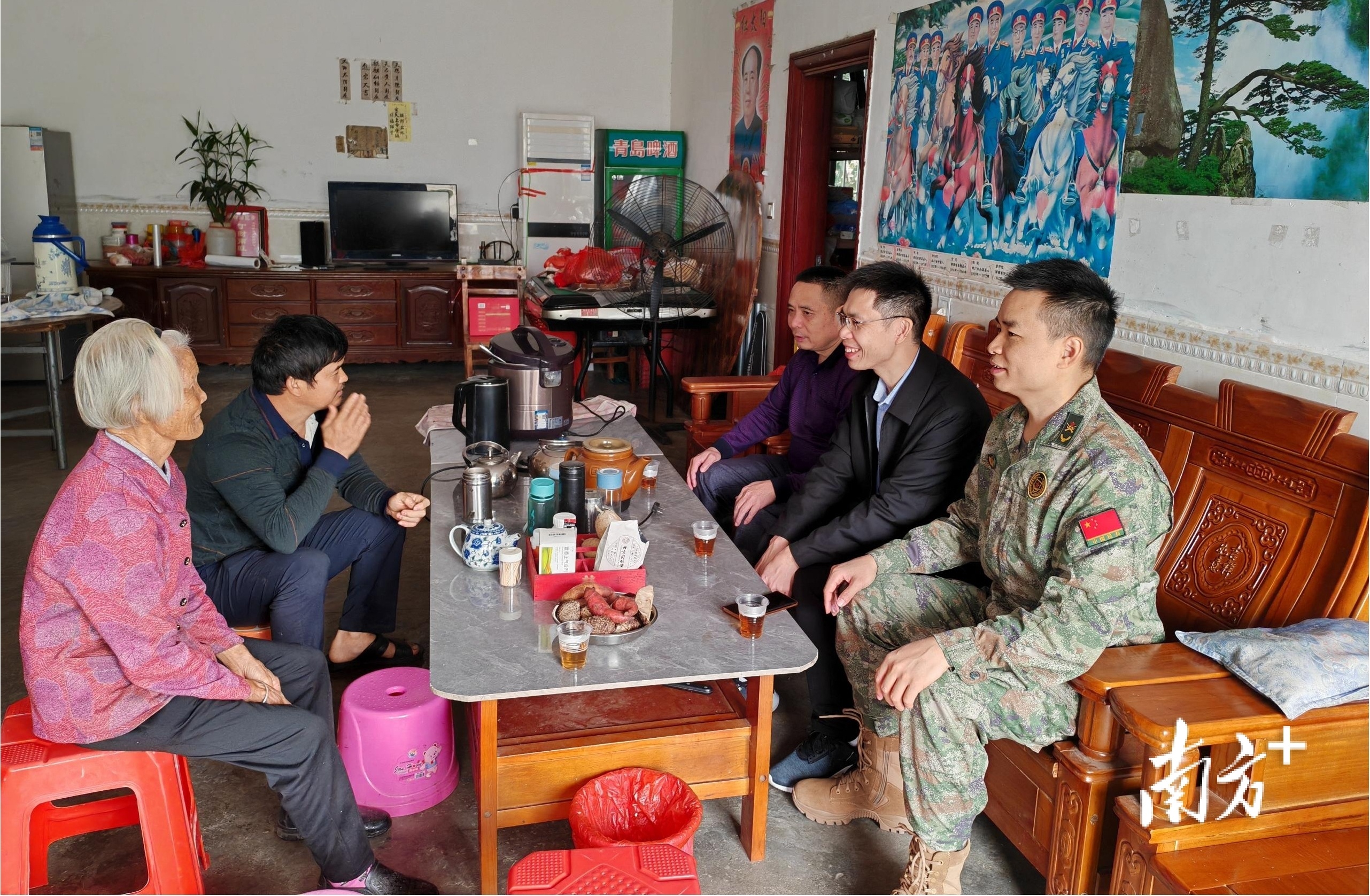 工作人员了解现役军人家庭情况。