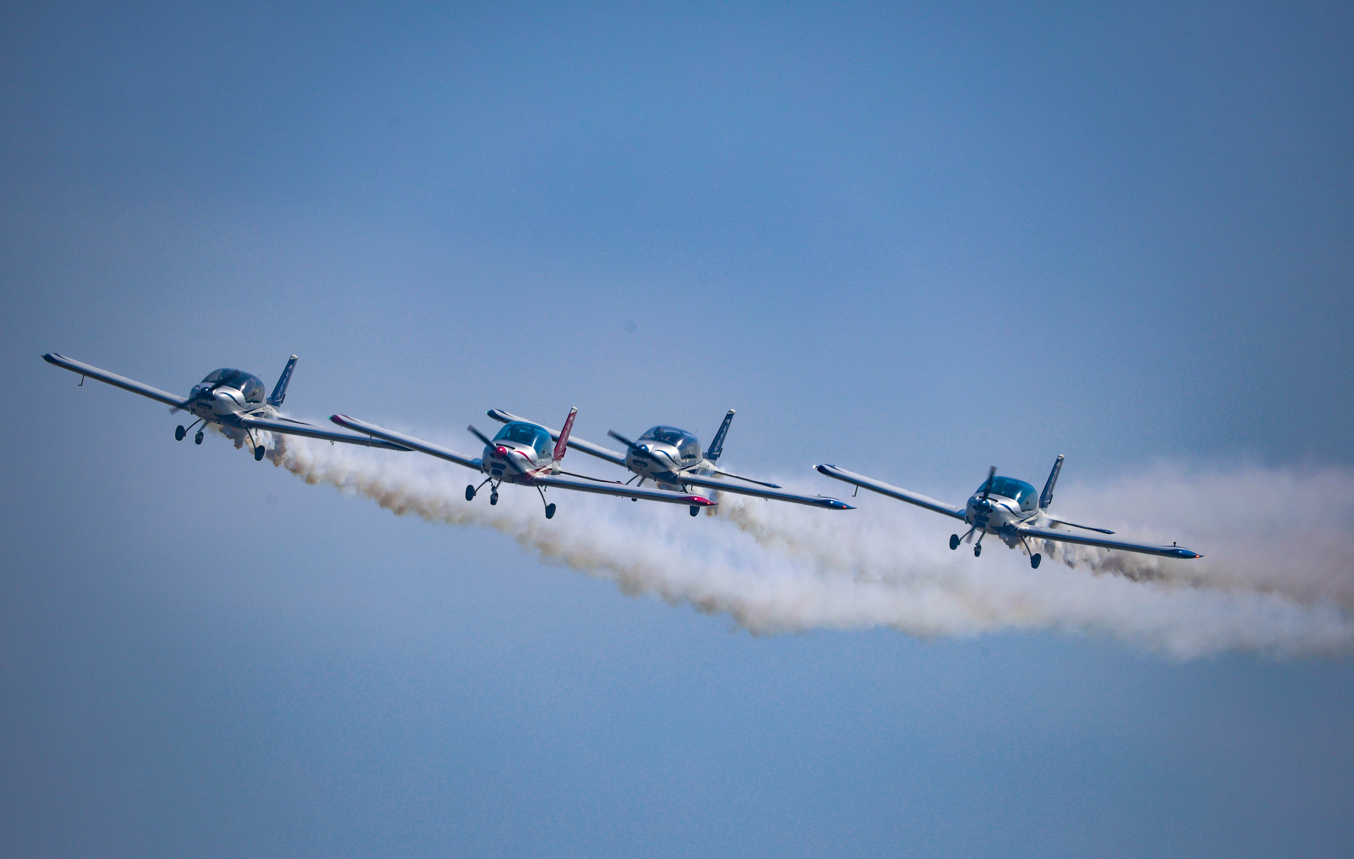 四支队伍中外联袂、炫舞蓝天,为观众呈现一场空中盛宴。 四支队伍中外联袂、炫舞蓝天,为观众呈现一场空中盛宴。